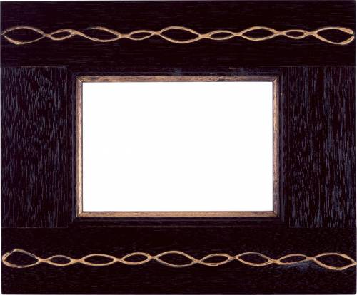 Темная деревянная рамка со светлыми волнистыми линиями