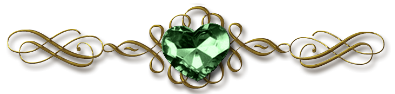Сердечко из зеленого камня с золотыми вензелями